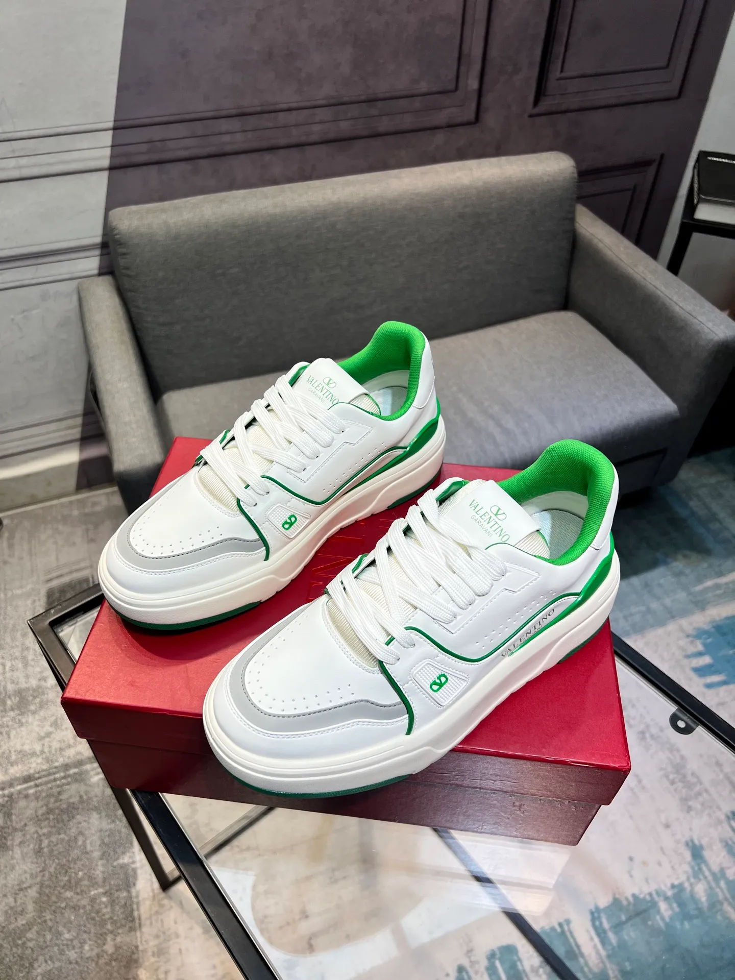 Men's men's shoes 💰660 𝑽𝒂𝒍𝒆𝒏𝒕𝒊𝒏𝒐 Valentino 𝑶𝒏𝒆𝑺𝒕𝒖𝒅 Couple's sneaker series Valentino 2025 latest couple's sneakers, celebrity style, hot sale. The original ZP was purchased and dismantled. Repeated pattern making and modification. I strive to restore the original version 1:1! Top luxury masterpiece, soft and comfortable, combining fashion and leisure, bringing excellent elegant texture and excellent on-foot comfort. Top purchase version upper: imported calfskin surface/original oil edge craftsmanship. Inner: water-dyed cowhide lining. Outsole: original development 𝐓𝐏𝐔 two-color combination outsole. Packaging: original configuration complete package. Code number: 35-44 yards. 34.45 can be customized. Can be customized (self-labeled-no label) order.
